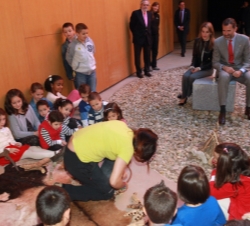 Los Príncipes de Asturias conversan con unos niños del Colegio Público de Teverga que realizan un Taller de Fuego, en el Parque de la Prehistoria